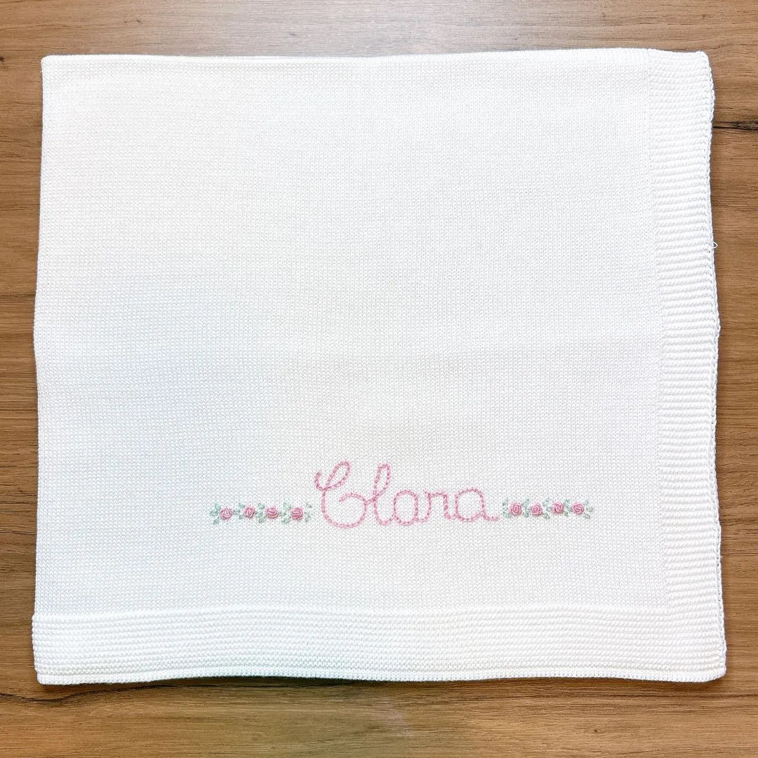 manta básica personalizada, confeccionada em tricô macio com nome bordado e delicados detalhes florais, perfeita para aconchegar o bebê com carinho e exclusividade