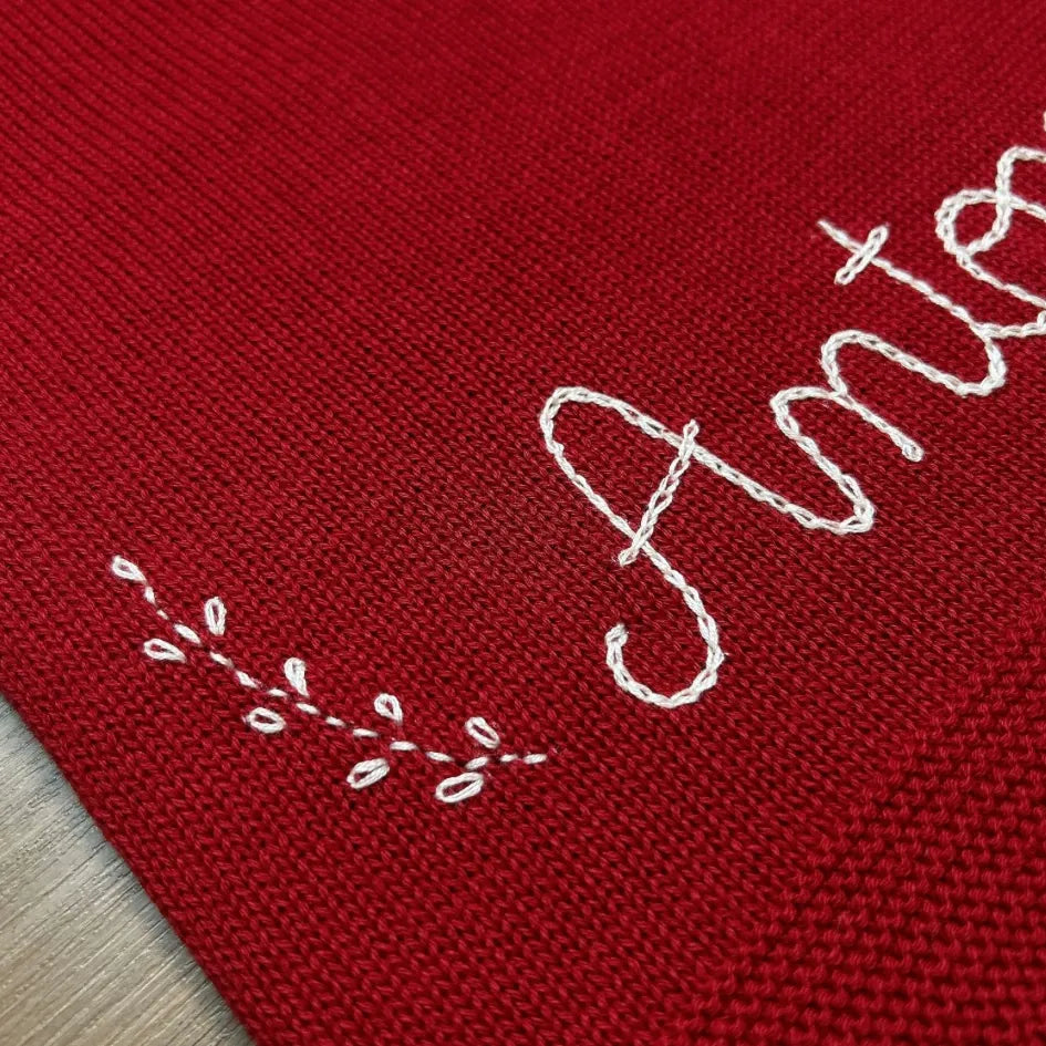 manta básica personalizada, confeccionada em tricô macio com nome bordado e delicados detalhes florais, perfeita para aconchegar o bebê com carinho e exclusividade