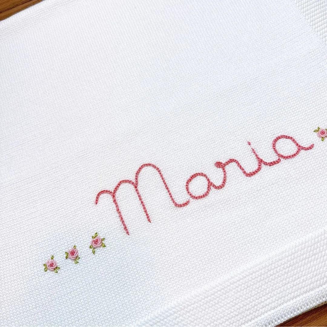 manta básica personalizada, confeccionada em tricô macio com nome bordado e delicados detalhes florais, perfeita para aconchegar o bebê com carinho e exclusividade