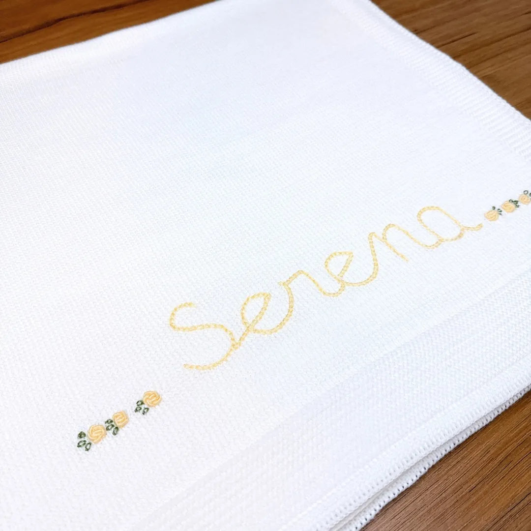 manta básica personalizada, confeccionada em tricô macio com nome bordado e delicados detalhes florais, perfeita para aconchegar o bebê com carinho e exclusividade