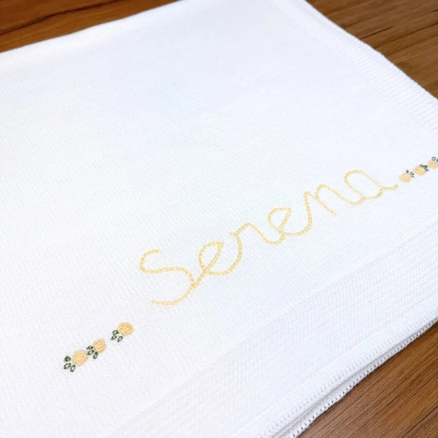 manta básica personalizada, confeccionada em tricô macio com nome bordado e delicados detalhes florais, perfeita para aconchegar o bebê com carinho e exclusividade