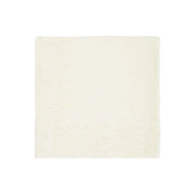 manta folhagem off-white, confeccionada em tricô com delicado ponto rendado em formato de folhas, proporcionando um toque suave, elegante e acolhedor para o bebê