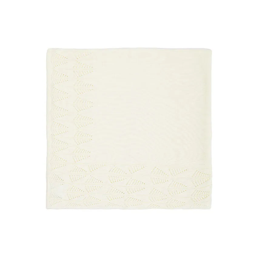 manta folhagem off-white, confeccionada em tricô com delicado ponto rendado em formato de folhas, proporcionando um toque suave, elegante e acolhedor para o bebê