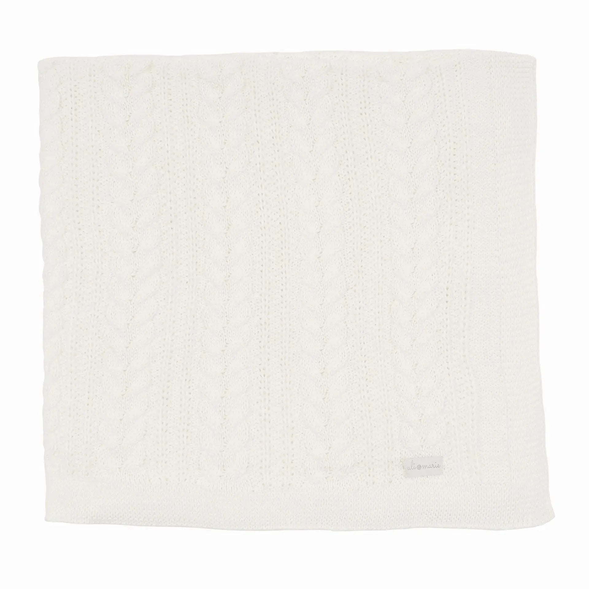 manta sorrento branca em tricô com ponto de trança em toda a peça e etiqueta discreta na parte inferior