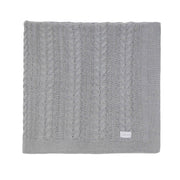 manta sorrento de tricô cinza dobrada, com textura em tranças e ponto rendado, etiqueta branca no canto