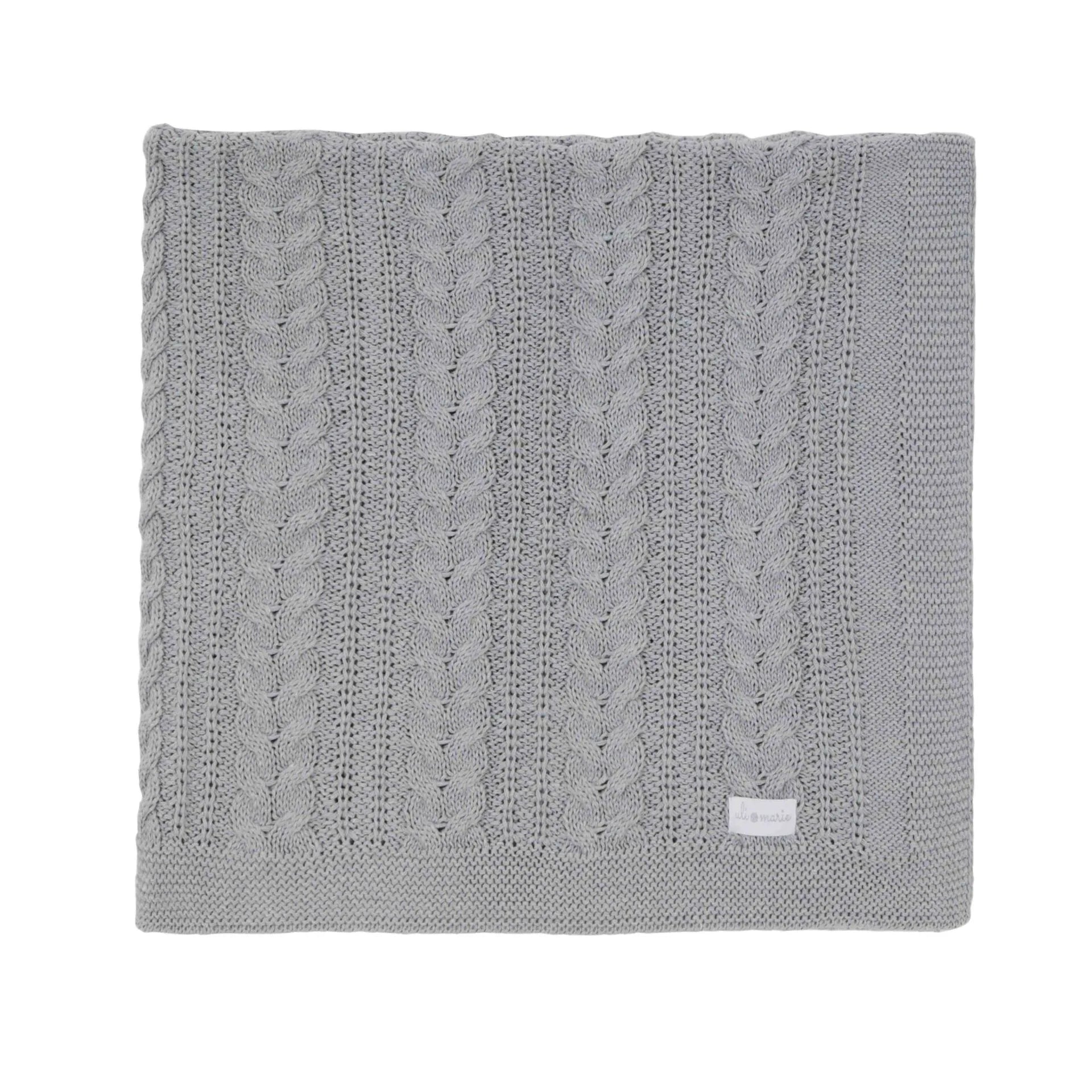 manta sorrento de tricô cinza dobrada, com textura em tranças e ponto rendado, etiqueta branca no canto