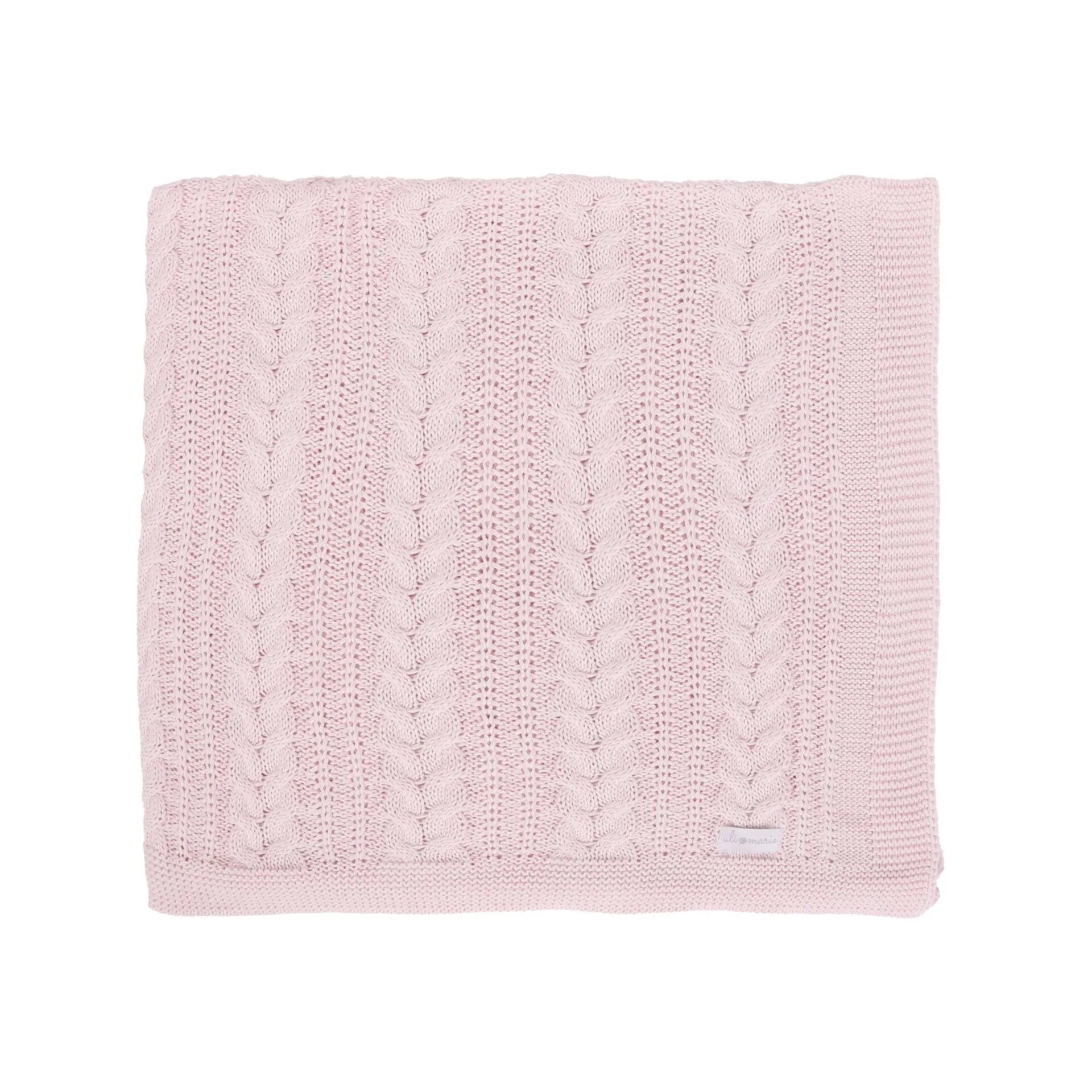 manta sorrento de tricô rosa bebê dobrada, com textura em tranças e ponto trabalhado, para berço ou passeio