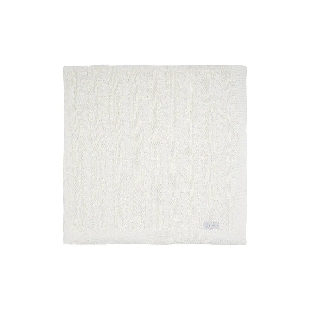 manta uli branca em tricô com ponto de trança vertical e textura canelada em off-white para bebês