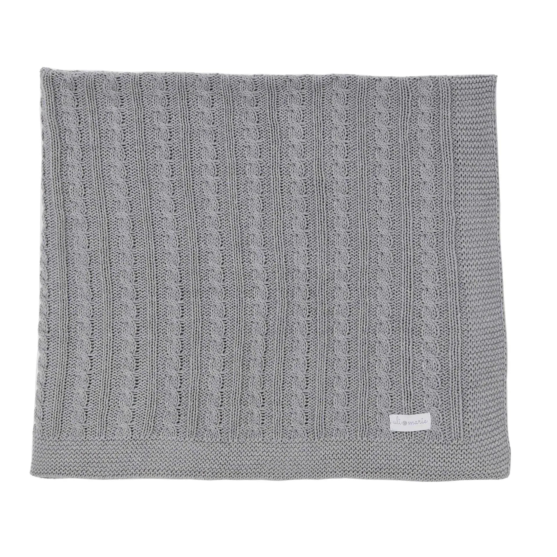 manta uli cinza em tricô com padrão de tranças verticais e bordas em canelado liso com etiqueta costurada