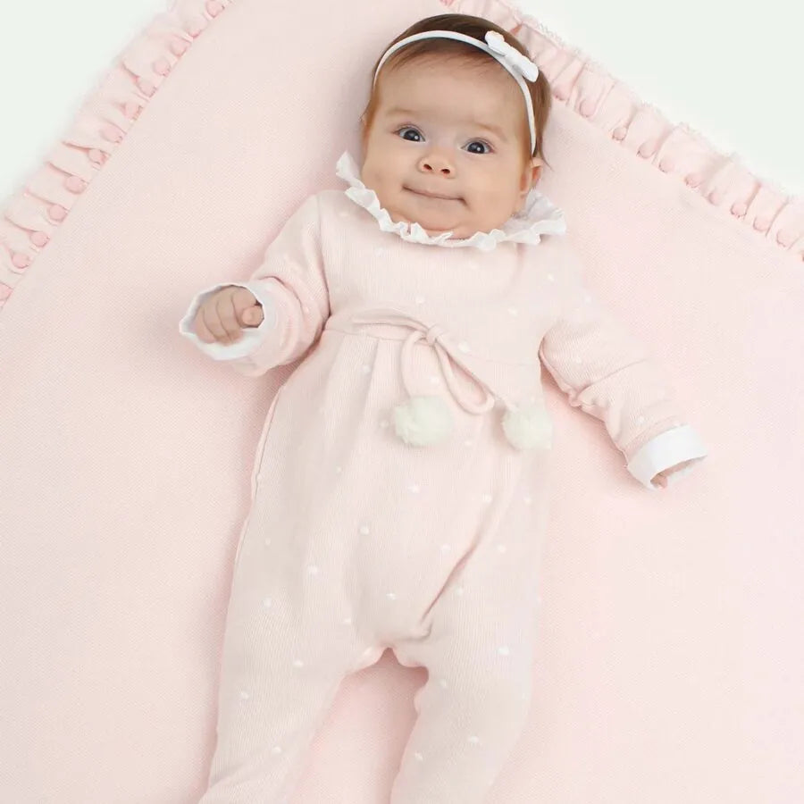 manta em algodão pompom rosa bebê com babado plissado e detalhes delicados de mini pompons nas bordas, suave e charmosa para o enxoval do bebê