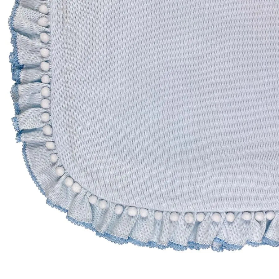 manta em algodão pompom azul bebê com acabamento em babado plissado e detalhes de mini pompons nas bordas, macia e charmosa para o enxoval do bebê