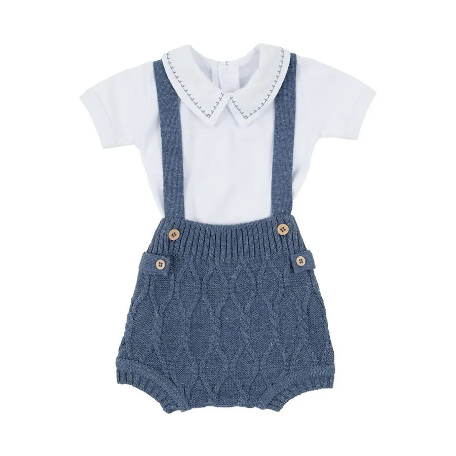 romper bento azul jeans com alças e botões de madeira, malha tricot com padrão de losangos e body branco