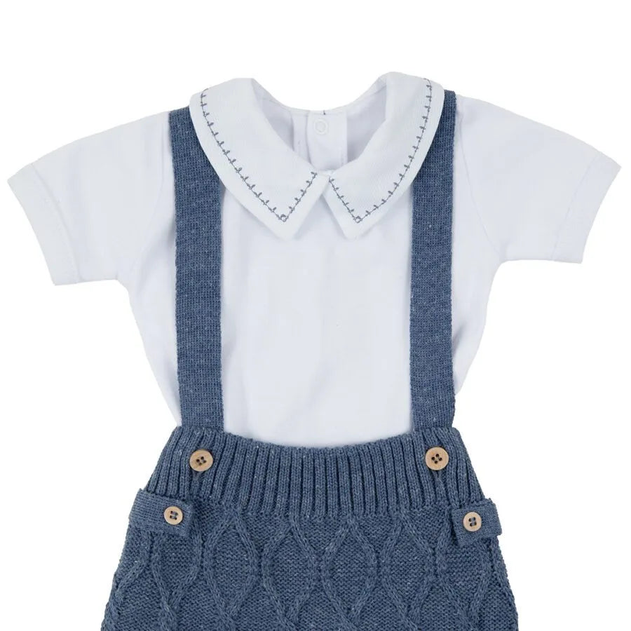 romper bento azul jeans com alças e botões de madeira, malha tricot com padrão de losangos e body branco