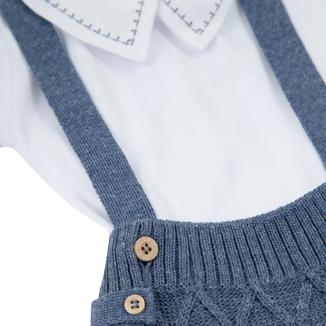 romper bento azul jeans com alças e botões de madeira, malha tricot com padrão de losangos e body branco