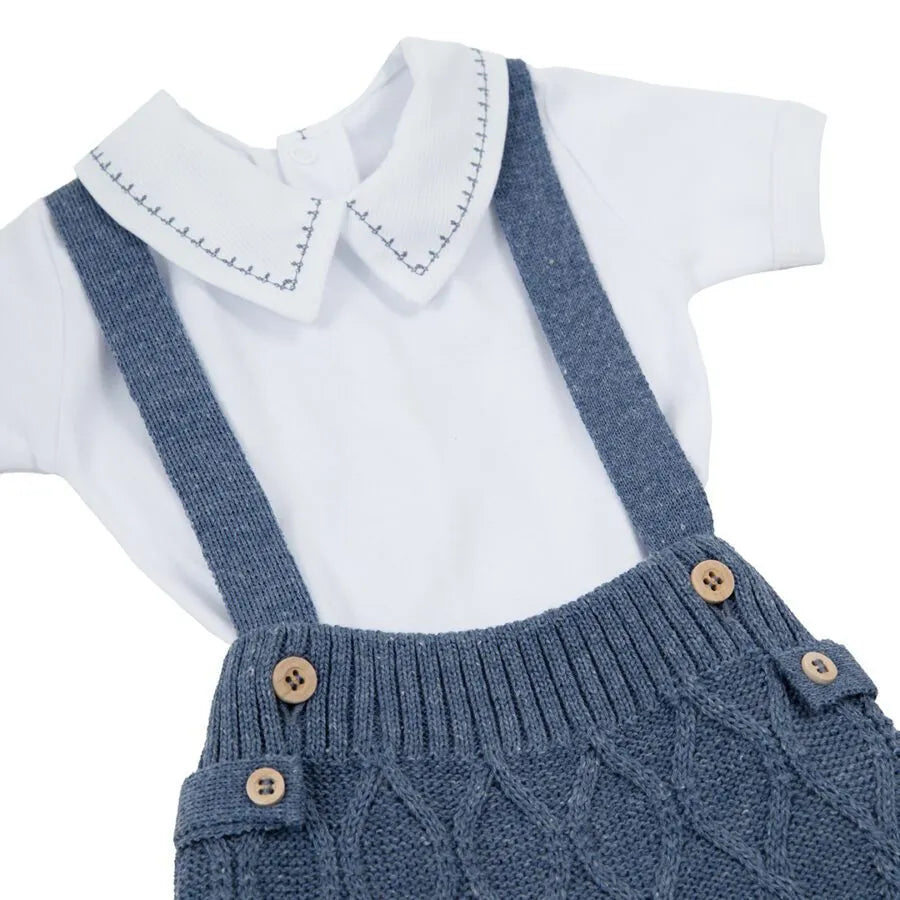 romper bento azul jeans com alças e botões de madeira, malha tricot com padrão de losangos e body branco