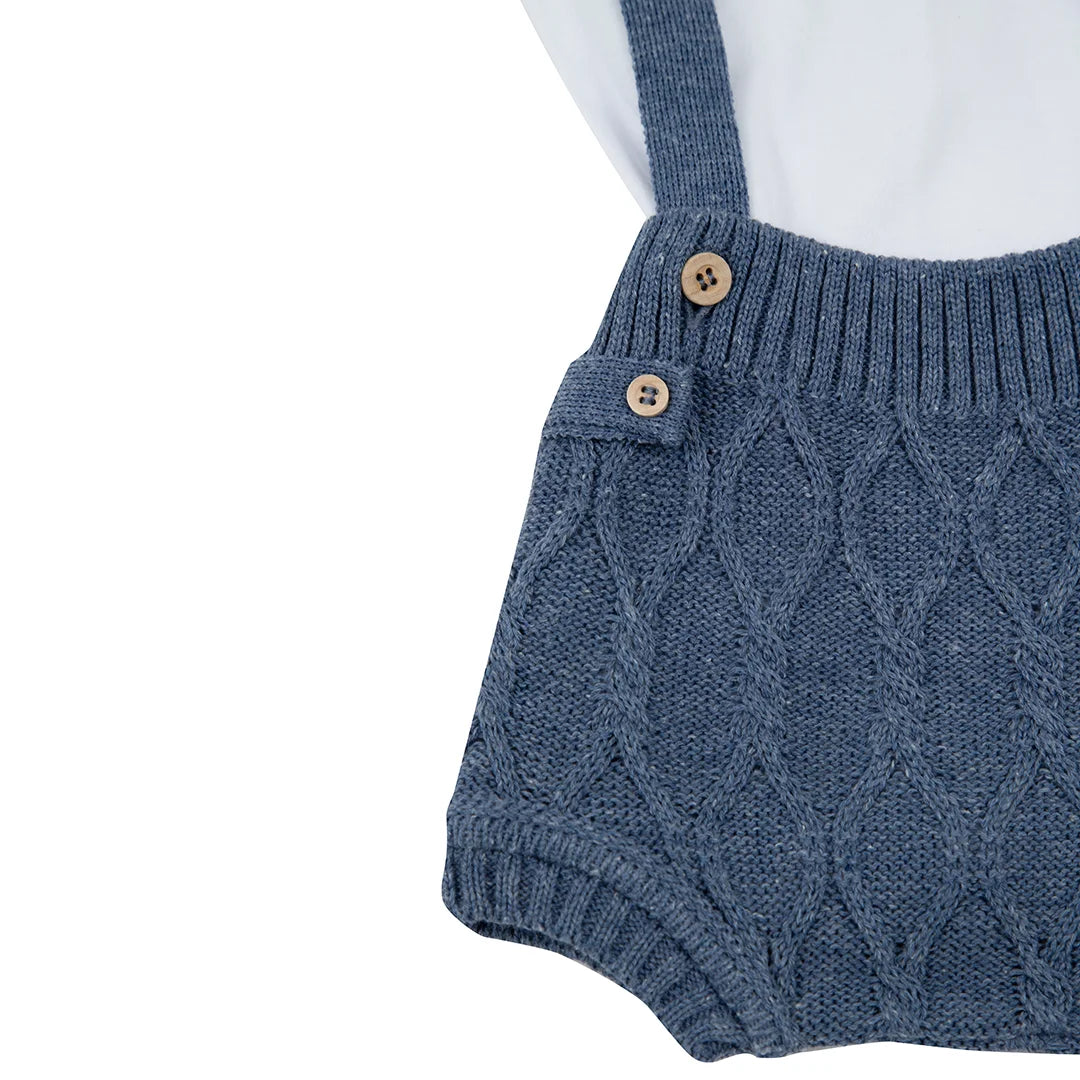 romper bento azul jeans com alças e botões de madeira, malha tricot com padrão de losangos e body branco