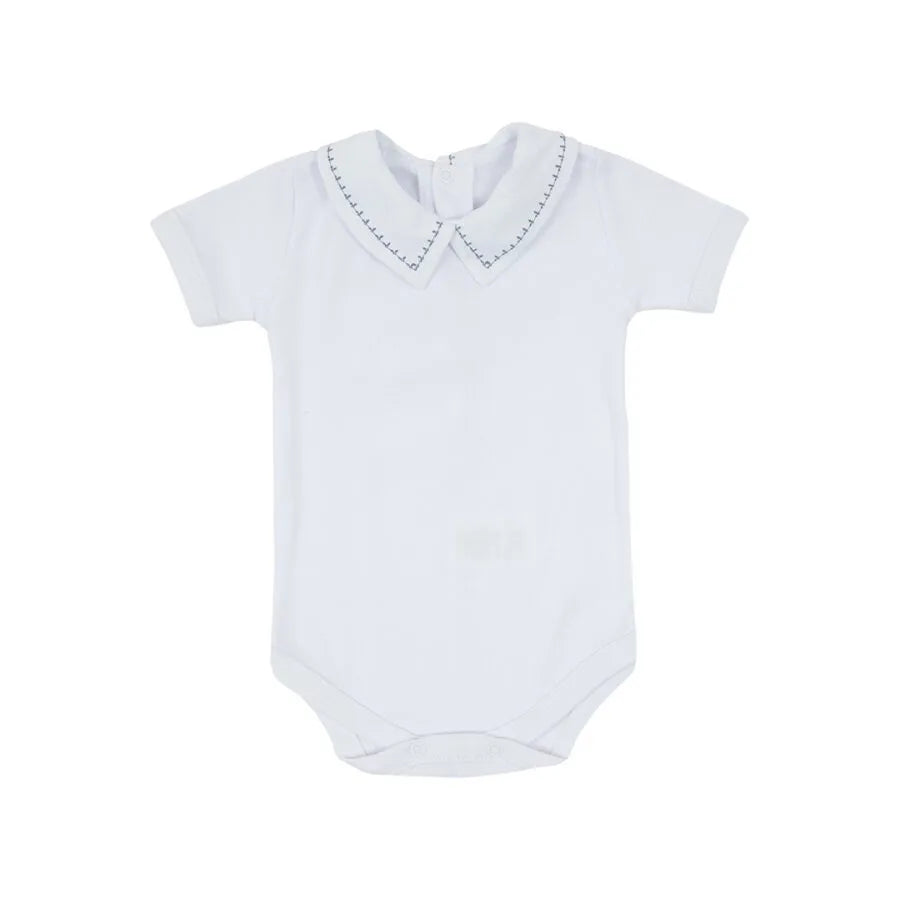 romper bento azul jeans com alças e botões de madeira, malha tricot com padrão de losangos e body branco