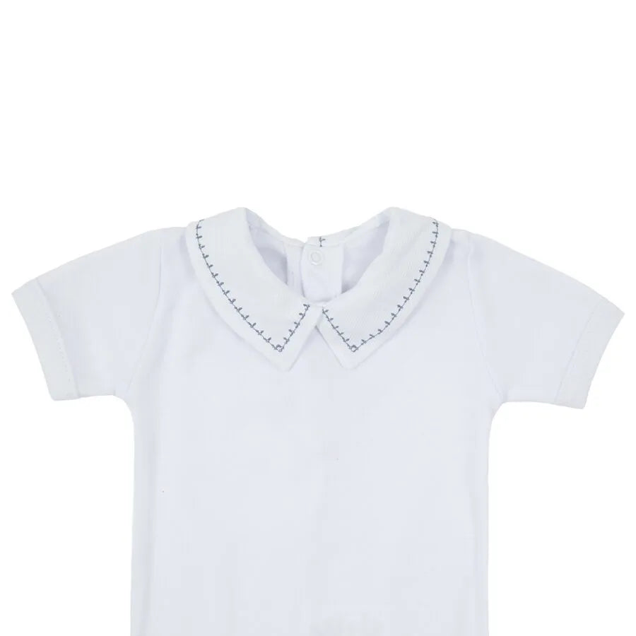 romper bento azul jeans com alças e botões de madeira, malha tricot com padrão de losangos e body branco