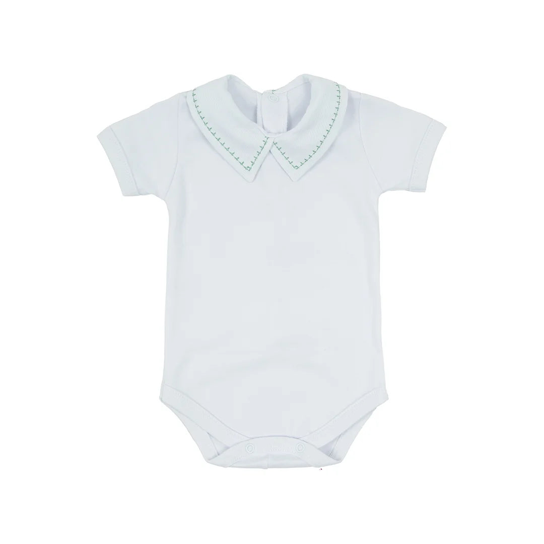romper bento verde cidreira com tricot de losangos e body branco com bordado verde na gola polo