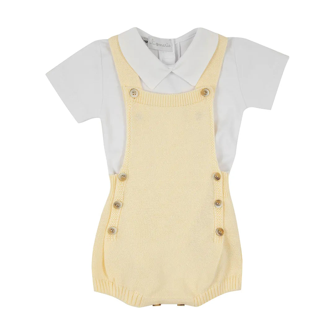 romper capri amarelo bebê com botões de madeira e body branco básico de gola polo sobre fundo isolado