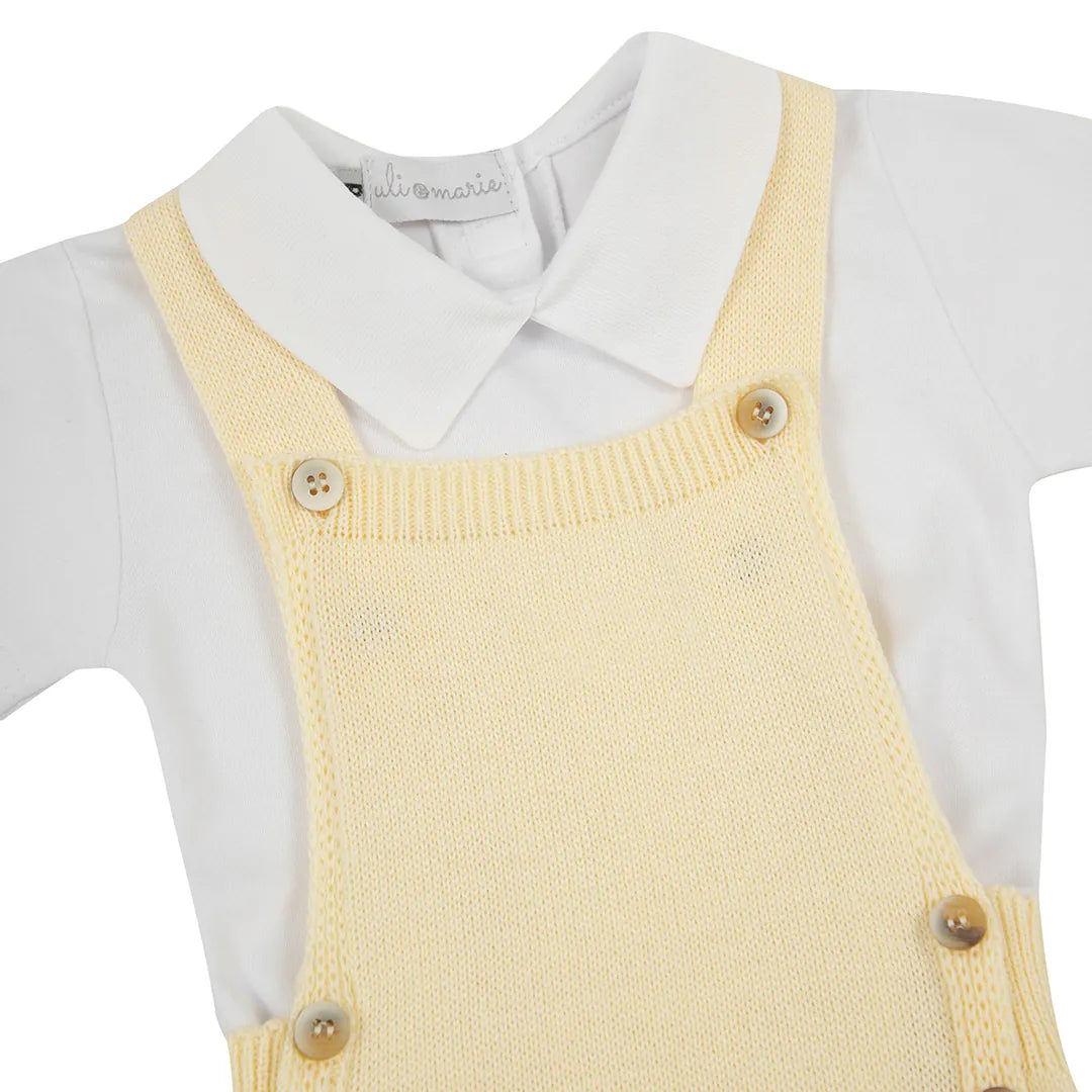 romper capri amarelo bebê com botões de madeira e body branco básico de gola polo sobre fundo isolado