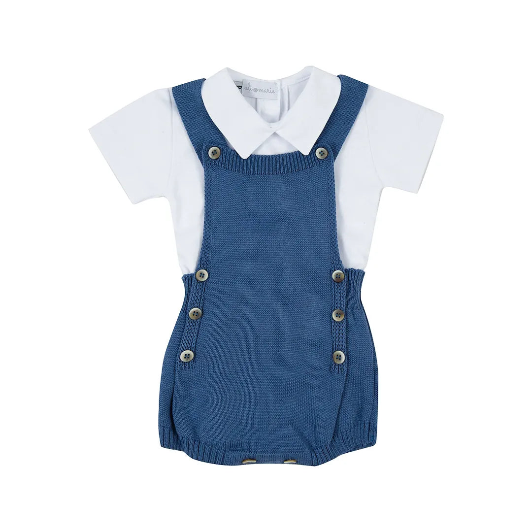 romper capri azul tirreno com malha tricotada e botões laterais de madeira, sobre body branco liso