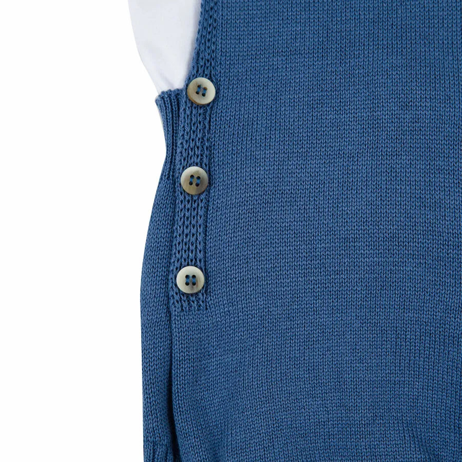 romper capri azul tirreno com malha tricotada e botões laterais de madeira, sobre body branco liso