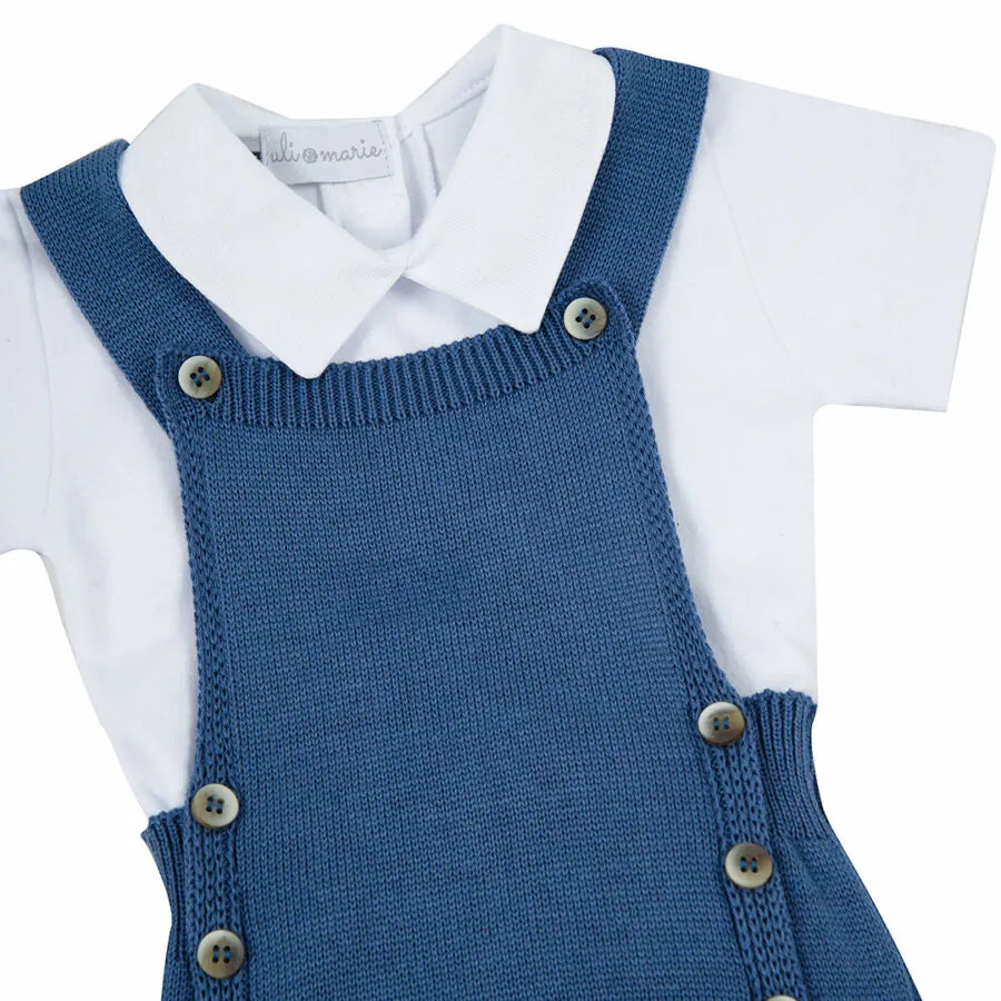 romper capri azul tirreno com malha tricotada e botões laterais de madeira, sobre body branco liso