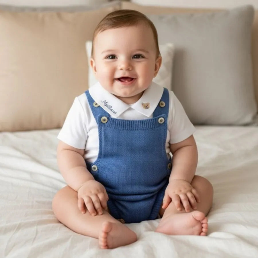 romper capri azul tirreno sobre body branco com gola personalizada, detalhe dos botões laterais madrepérola