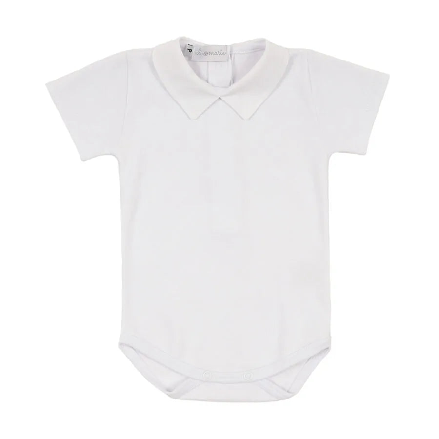 romper capri azul tirreno sobre body branco com gola personalizada, detalhe dos botões laterais madrepérola