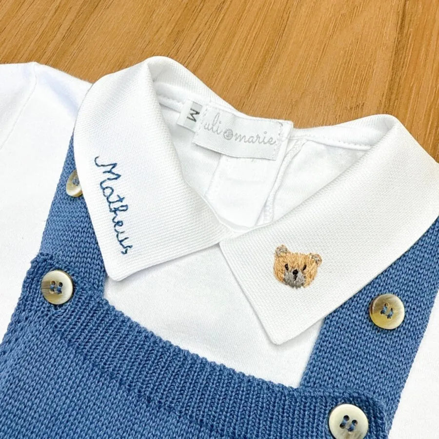 romper capri azul tirreno sobre body branco com gola personalizada, detalhe dos botões laterais madrepérola