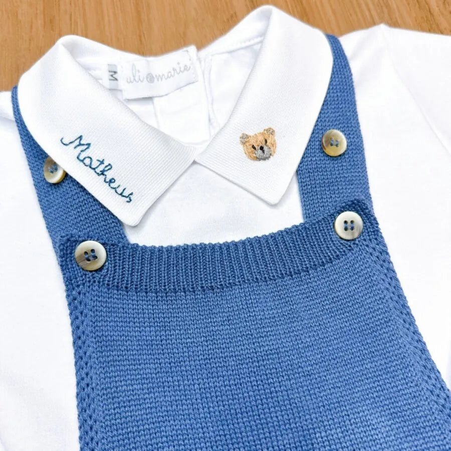 romper capri azul tirreno sobre body branco com gola personalizada, detalhe dos botões laterais madrepérola