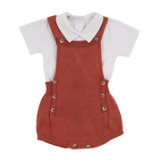 romper capri em malha tricot terracota sobre body branco de gola polo, com botões laterais de madeira