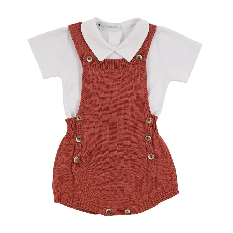 romper capri em malha tricot terracota sobre body branco de gola polo, com botões laterais de madeira