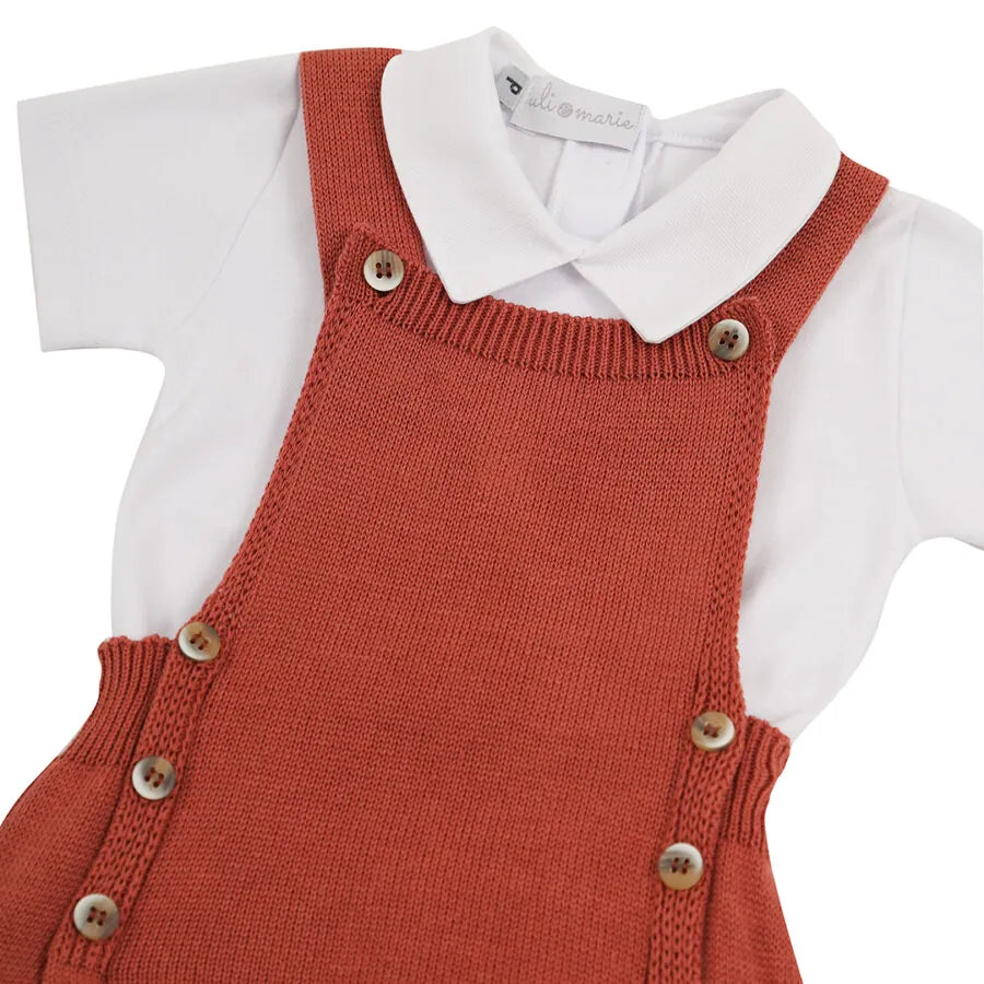 romper capri em malha tricot terracota sobre body branco de gola polo, com botões laterais de madeira