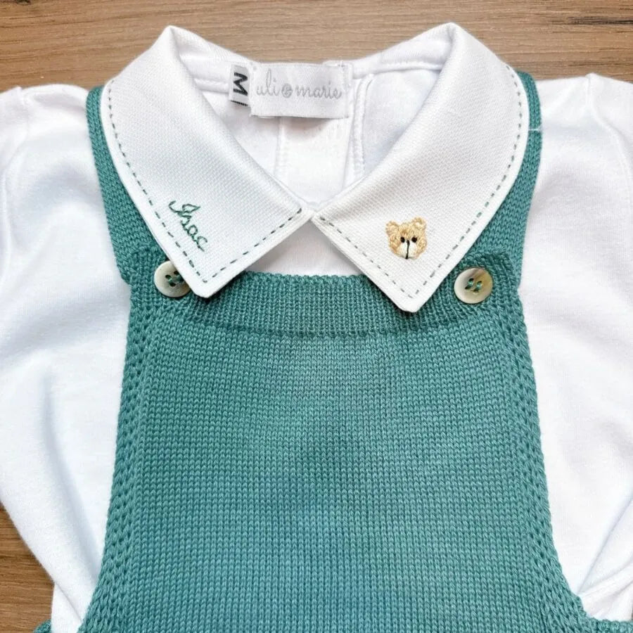 romper capri verde relva com botões laterais de madrepérola sobre body branco personalizado, vista frontal