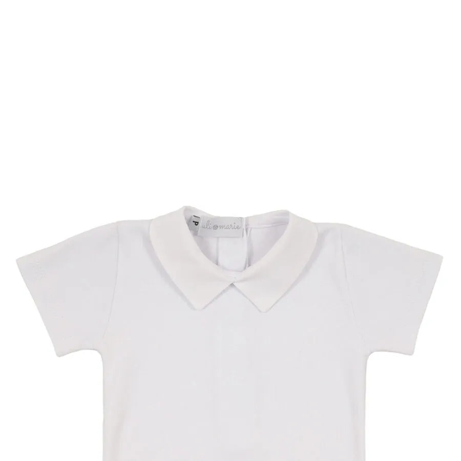 romper capri verde relva com botões laterais de madrepérola sobre body branco personalizado, vista frontal