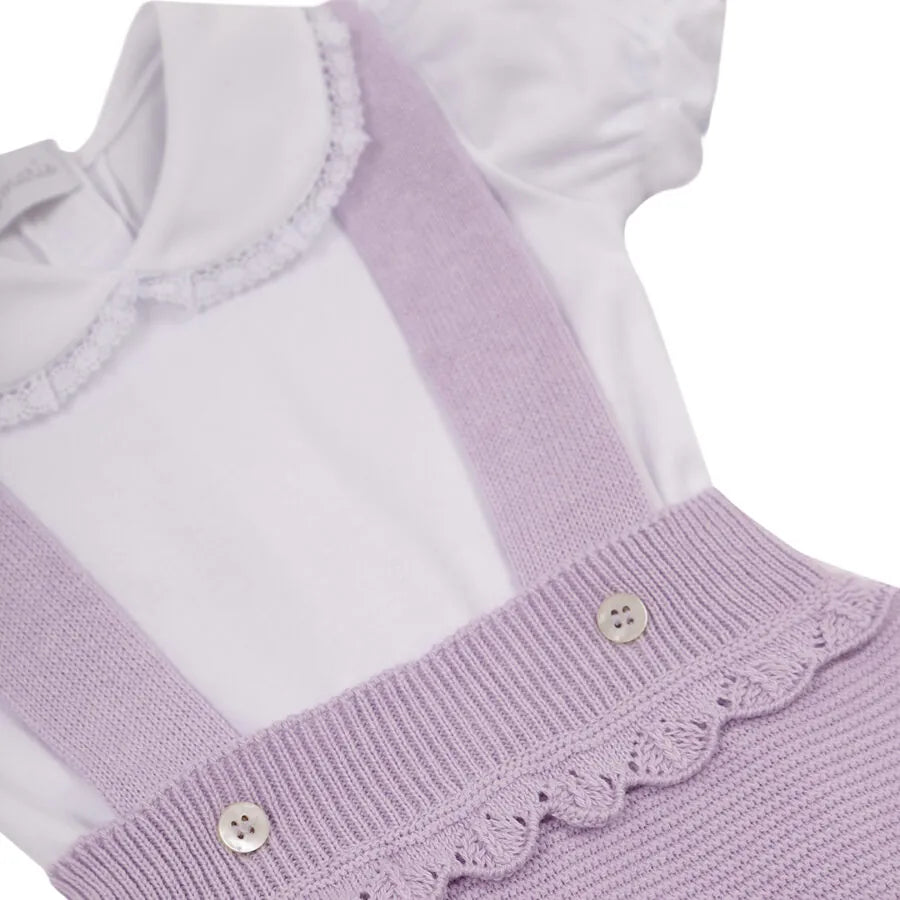 romper malu lilás com barra e cintura onduladas e suspensórios, sobre body branco com gola de renda