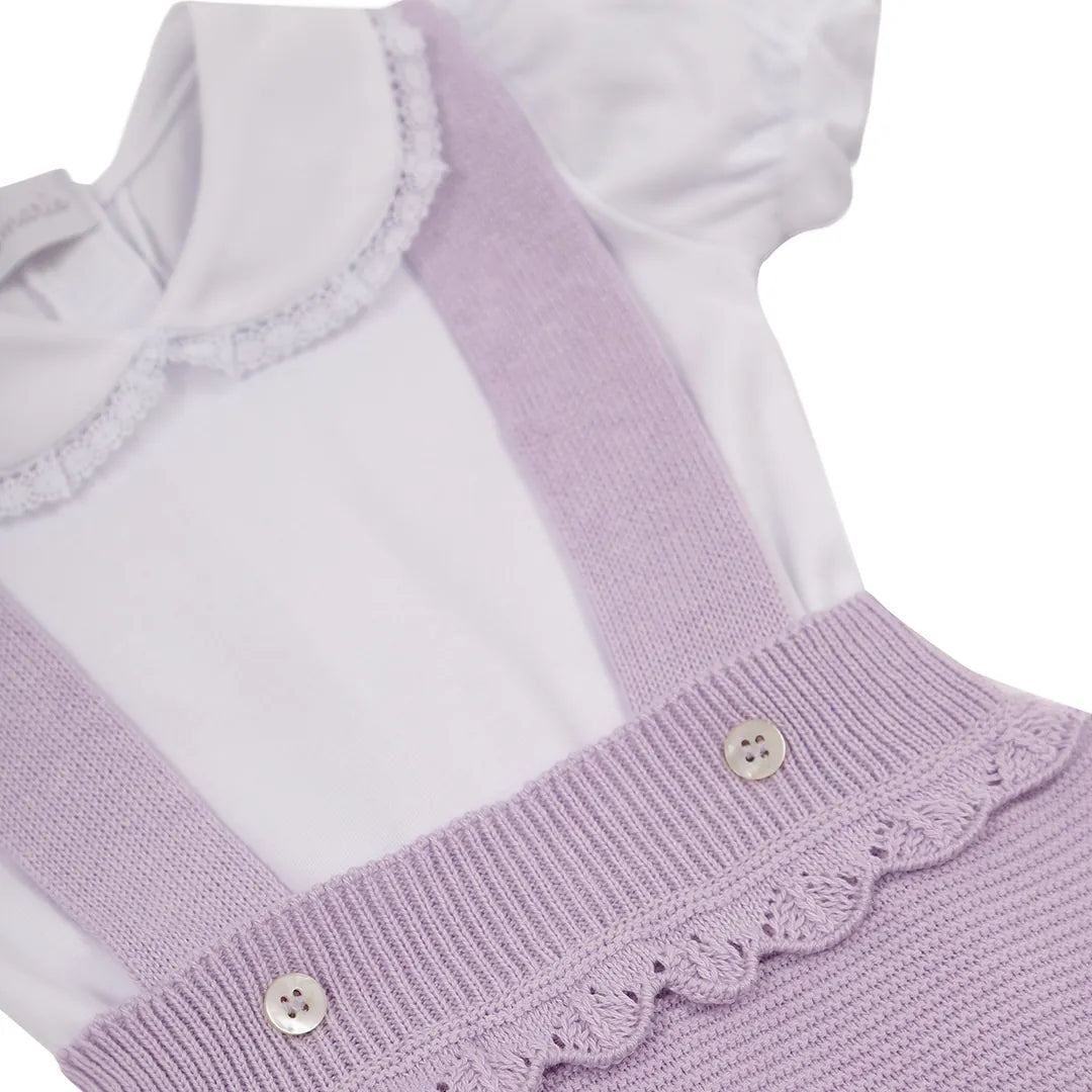 romper malu lilás com suspensórios em tricot, sobre body personalizado donatella com flores bordadas na gola