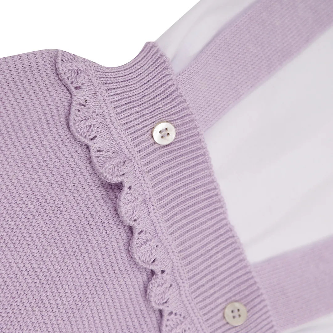 romper malu lilás com suspensórios em tricot, sobre body personalizado donatella com flores bordadas na gola