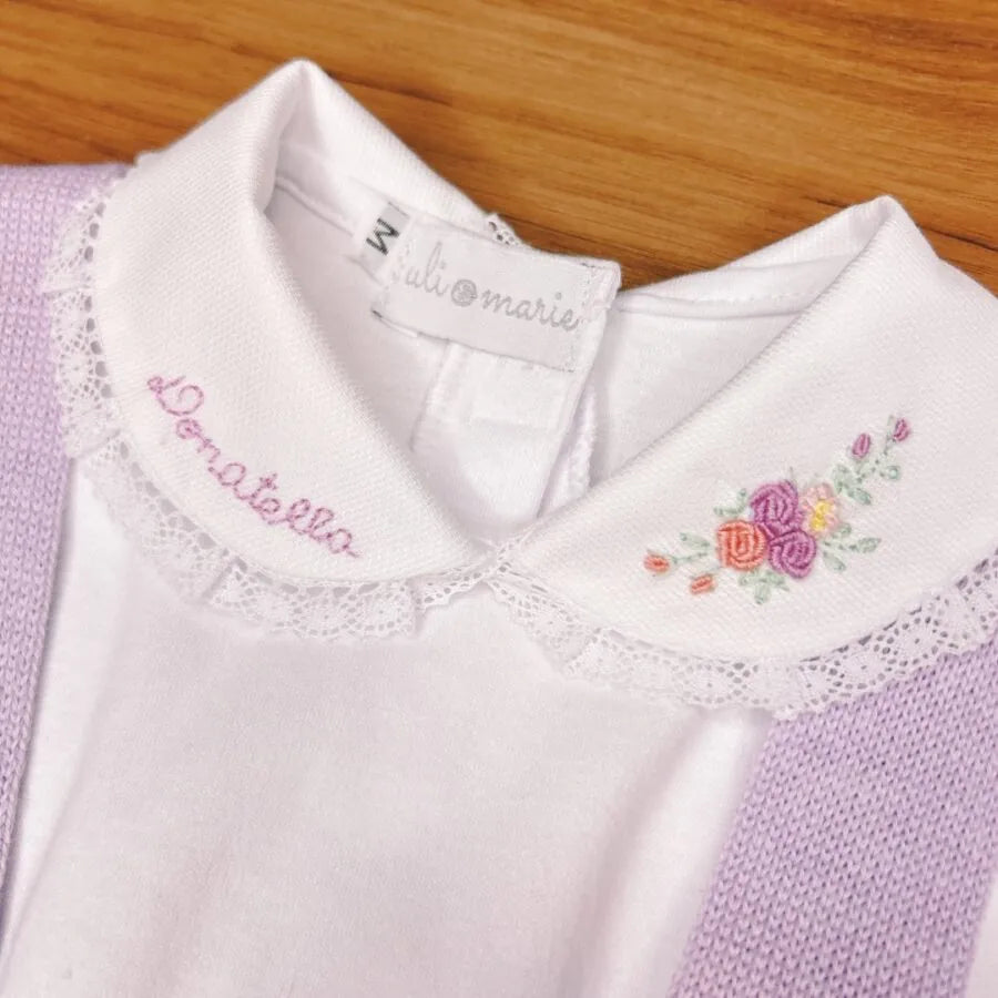 romper malu lilás com suspensórios em tricot, sobre body personalizado donatella com flores bordadas na gola
