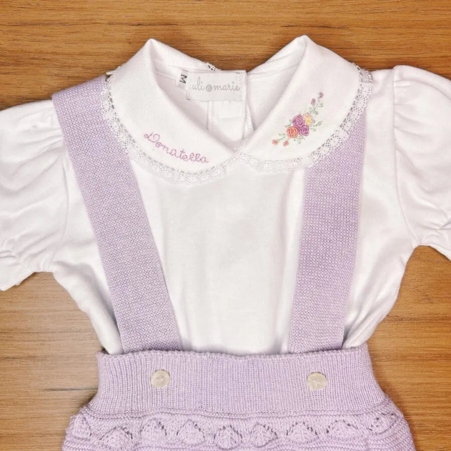 romper malu lilás com suspensórios em tricot, sobre body personalizado donatella com flores bordadas na gola