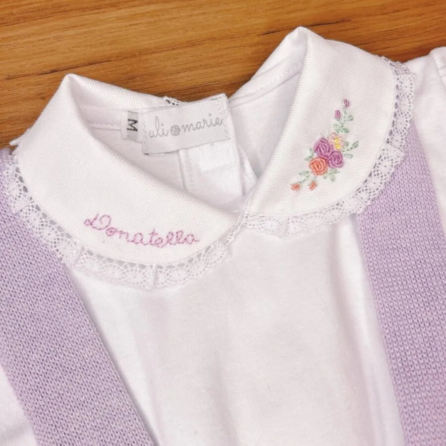 romper malu lilás com suspensórios em tricot, sobre body personalizado donatella com flores bordadas na gola
