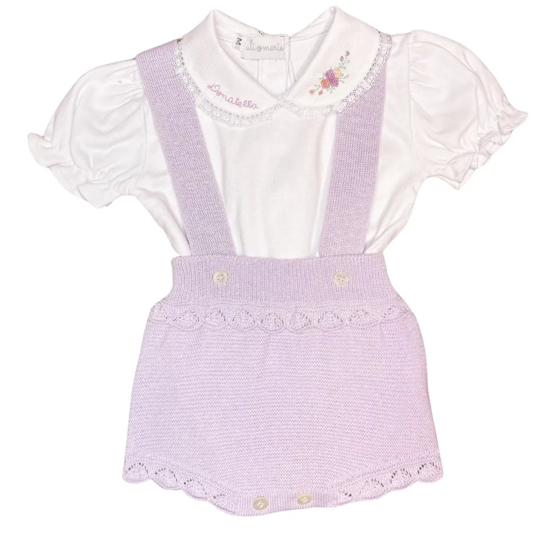 romper malu lilás com suspensórios em tricot, sobre body personalizado donatella com flores bordadas na gola