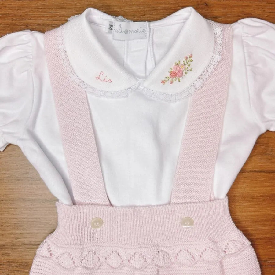 romper malu rosa bebê de tricot com barrado de babado e body branco personalizado com nome lis e flores