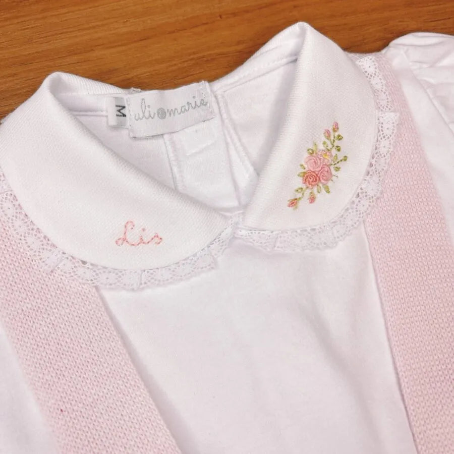 romper malu rosa bebê de tricot com barrado de babado e body branco personalizado com nome lis e flores