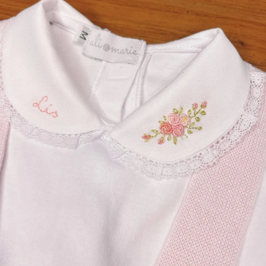 romper malu rosa bebê de tricot com barrado de babado e body branco personalizado com nome lis e flores