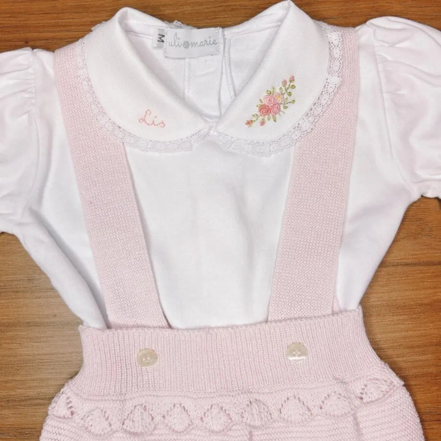 romper malu rosa bebê de tricot com barrado de babado e body branco personalizado com nome lis e flores