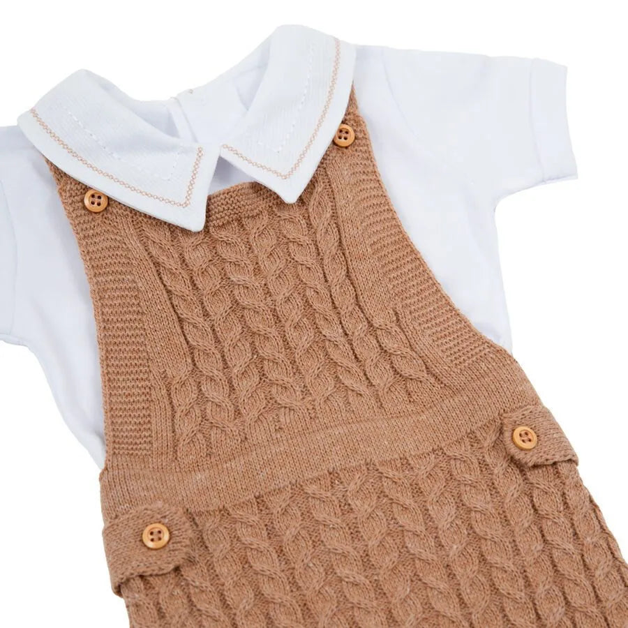 romper pedro caramelo com tricot texturizado em losangos e botões de madeira, sobre body branco liso