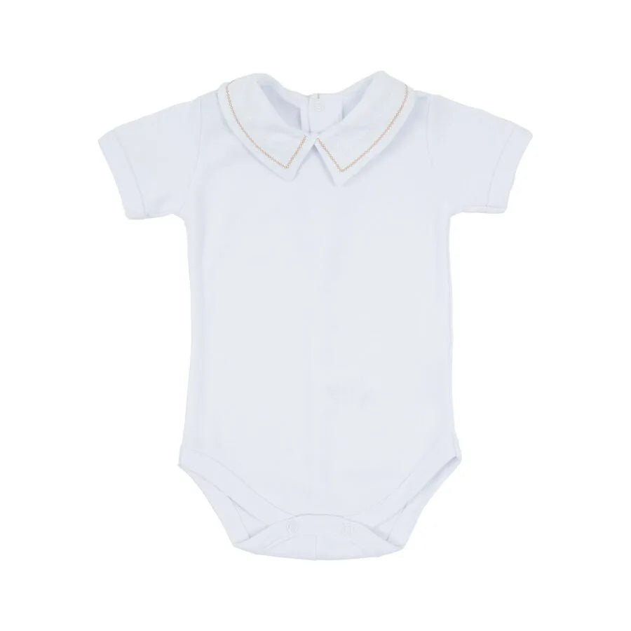 romper pedro caramelo com tricot texturizado em losangos e botões de madeira, sobre body branco liso